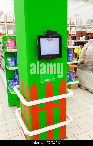 Barcode-Scanner an der Wand im Supermarkt Auchan Stockfoto