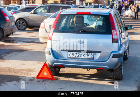 Zwei Fahrzeug-Unfall am Supermarkt-Eingang Stockfoto