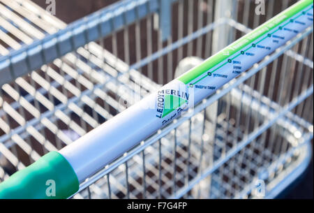 Große leere Warenkorb Leroy Merlin speichern schließen Stockfoto