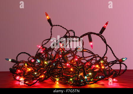 Ein Gewirr von indoor Weihnachts-Lichterketten in häuslicher Umgebung - England Stockfoto