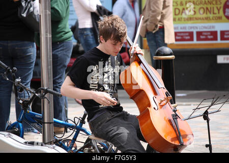 Straßenmusiker mit einem Cello in Canterbury, England Stockfoto