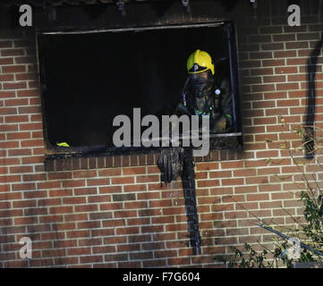 Waterlooville, Hampshire, UK. 30. November 2015. Eine defekte Handy-Ladegerät wird geglaubt, um das Feuer verursacht haben, das Heimat einer Waterlooville entkernt und beschädigt das Dach und der andere Teil eines anderen.  Das Feuer begann um ca. 15:45 und Crews aus Havant, Portchester und Cosham waren aufgerufen, um das Feuer zu bekämpfen.  Eine weitere Mannschaft aus Southsea auch besuchte und mit der klaren Inbetriebnahme unterstützt.  Die Haus-Besitzer, war zu der Zeit allein zu Hause hatte einen Arbeit Rauch-Alarm, der ihr auf die Tatsache aufmerksam gemacht, die ihr Schlafzimmer in Brand war. Bildnachweis: Uknip/Alamy Live-Nachrichten Stockfoto