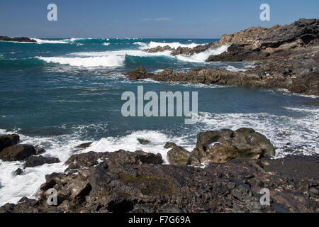 Felsige Bucht mit Brandung am Playa De La Madera, Parque Natural de Los Volcanes, Lanzarote. Stockfoto