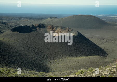 Den letzten Vulkanlandschaft mit Schlackenkegel, im Timanfaya-Nationalpark / Parque Nacional de Timanfaya, zentrale Lanzarote. Stockfoto