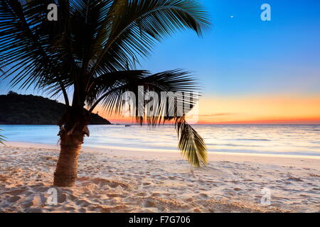 Tropischer Strand nach Sonnenuntergang, Ko Samet Insel, Thailand Stockfoto