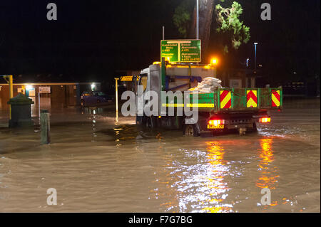 Builth Wells, Powys, Wales, UK. 30. November 2015. Des Rates Arbeiter kommen mit Sandsäcken. Teile der Mid Wales Marktstadt Builth Wells wurde überflutet späten Montagnachmittag, wenn der Fluss Wye es die Banken in der Nähe von Groe Parkplatz platzen. Bildnachweis: Graham M. Lawrence/Alamy Live-Nachrichten. Stockfoto