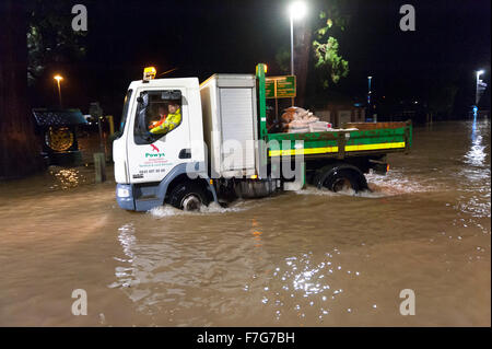Builth Wells, Powys, Wales, UK. 30. November 2015. Des Rates Arbeiter kommen mit Sandsäcken. Teile der Mid Wales Marktstadt Builth Wells wurde überflutet späten Montagnachmittag, wenn der Fluss Wye es die Banken in der Nähe von Groe Parkplatz platzen. Bildnachweis: Graham M. Lawrence/Alamy Live-Nachrichten. Stockfoto