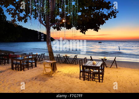 Restaurant am Strand bei Sonnenuntergang, Lima Coco Resort, Ko Samet Insel, Thailand Stockfoto