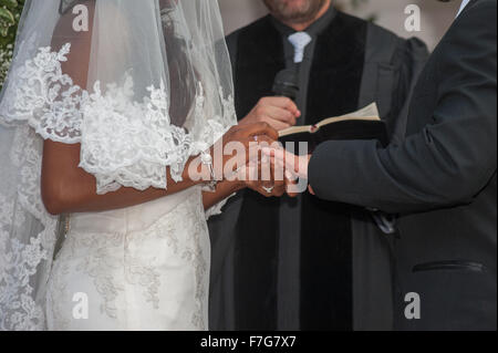Braut Bräutigam Finger Ring Inverkehrbringen Stockfoto