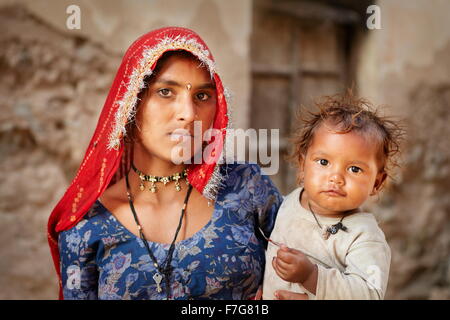 Porträt der jungen Frau in Indien und ihr kleines Baby Kind, Mandawa, Indien Stockfoto