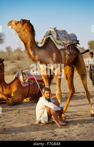 Porträt von Indien Mann und sein Kamel in der Thar-Wüste in der Nähe von Jaisalmer, Rajasthan, Indien