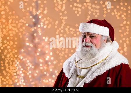 Santa Claus vor Weihnachtslichter Stockfoto