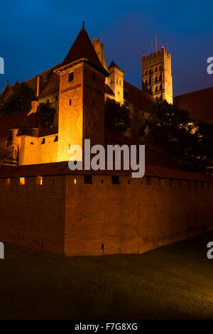 Nachtansicht der mittelalterlichen Burg des Deutschen Ordens in Malbork (Marienburg), Polen. Stockfoto