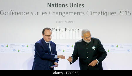 Paris, Frankreich. 30. November 2015. Französische Präsident Francois Hollande (L) und der indische Premierminister Narendra Modi besuchen die Startschuss-Zeremonie der International Solar Alliance während der 2015 UN-Klimakonferenz (COP 21) in Le Bourget auf den nördlichen Vororten von Paris, 30. November 2015. Die International Solar Alliance, gemeinsam ins Leben gerufen von Indien und Frankreich am Montag am Rande der 2015 UN-Klimakonferenz (COP 21), wird voraussichtlich eine Plattform für die Zusammenarbeit zwischen den solaren Ressourcen reichen Ländern zu bauen. Bildnachweis: Xinhua/Alamy Live-Nachrichten Stockfoto