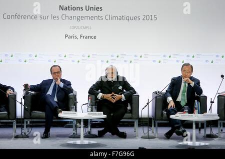 Paris, Frankreich. 30. November 2015. Französische Präsident Francois Hollande (L) und Indian Prime Minister Narendra Modi (C) und UN-Generalsekretär Ban Ki-Moon an der Startschuss-Zeremonie der International Solar Alliance während der 2015 UN-Klimakonferenz (COP 21) in Le Bourget auf den nördlichen Vororten von Paris, 30. November 2015. Bildnachweis: Xinhua/Alamy Live-Nachrichten Stockfoto