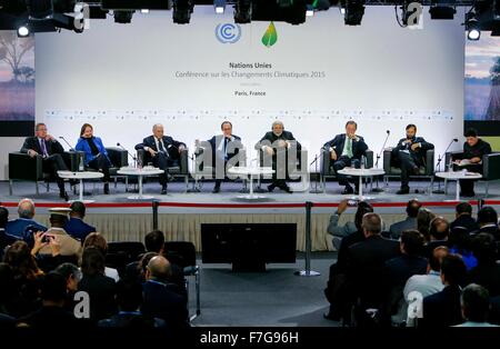 Paris, Frankreich. 30. November 2015. Der französische Präsident Francois Hollande (4 L), indische Premierminister Narendra Modi (4. R) und UN-Generalsekretär Ban Ki-Moon (3. R) besuchen die Startschuss-Zeremonie der International Solar Alliance während der 2015 UN-Klimakonferenz (COP 21) in Le Bourget auf den nördlichen Vororten von Paris, 30. November 2015. Bildnachweis: Xinhua/Alamy Live-Nachrichten Stockfoto