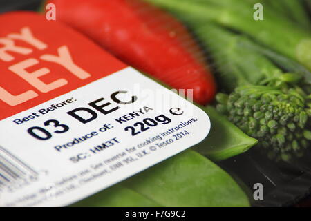 MHD Etikett auf der Verpackung ein Stir Fry Medley von kenianischen Gemüse von Tesco Supermarkt, England UK Stockfoto