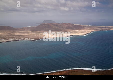 Die hohen vulkanischen Klippen von El Risco, mit Isla Graciosa offshore, nördlichsten Lanzarote; Kanarischen Inseln. Stockfoto