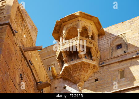 Reich verzierte Balkon in Jaisalmer Fort, Architektur Detail, Jaisalmer, Rajasthan, Indien Stockfoto