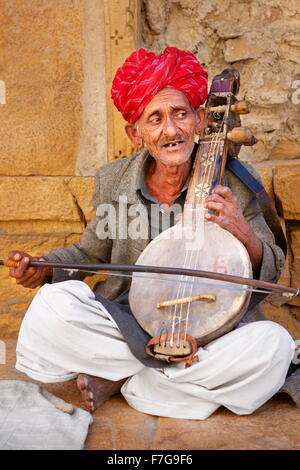 Porträt eines Straße Indien Musiker mit roten Turban, Jaisalmer, Rajasthan, Indien Stockfoto