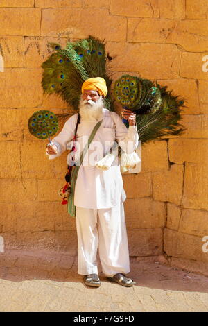 Straßenszene mit Indien Mann mit Turban Verkauf Pfau Feder Fans, Jaisalmer Fort, Rajasthan, Indien Stockfoto