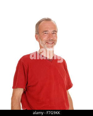 Ein Mittelalter Mann in einem roten T-shirt steht isoliert in einem Closeup Bild für weißen Hintergrund und lächelnd. Stockfoto