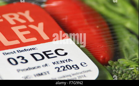 MHD Etikett auf der Verpackung ein Stir Fry Medley von kenianischen Gemüse von Tesco Supermarkt, England UK Stockfoto