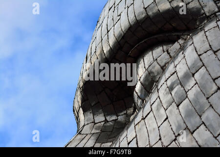 Geschweißte Metallskulptur von mans Gesicht von Rick Kirby auf Silber-Straße in Bedford, England Stockfoto