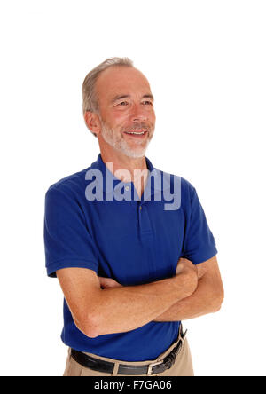 Ein lächelnder Mann mittleren Alters stehen isoliert für den weißen Hintergrund in ein blaues T-shirt mit seinen Armen hochgerechnet. Stockfoto