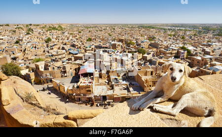 Blick vom Gipfel des Jaisalmer Fort der Stadt unten, Jaisalmer, Indien Stockfoto