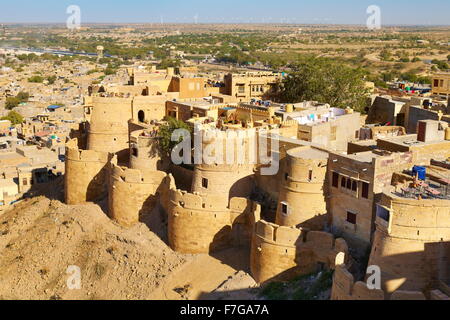 Blick von der Spitze der Jaisalmer Fort von den Foritication und die Stadt unten, Jaisalmer, Indien Stockfoto