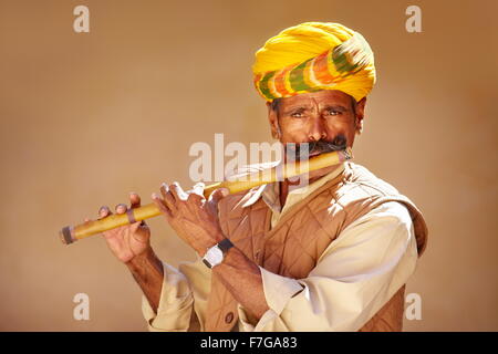 Porträt von Indien Mann Musiker mit Turban das Flötenspiel, Jaisalmer, Rajasthan, Indien Stockfoto