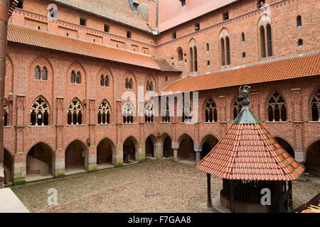 Hof mit Arkaden und Galerien in der mittelalterlichen Burg des Deutschen Ordens in Malbork (Marienburg), Polen. Stockfoto