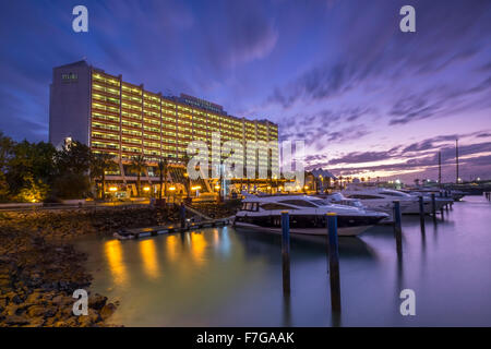 Das Hotel Tivoli Marina in der Nacht, Vilamoura, Portugal Stockfoto