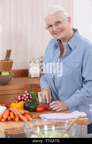 Ältere Dame, die Vorbereitung von Gemüse Stockfoto