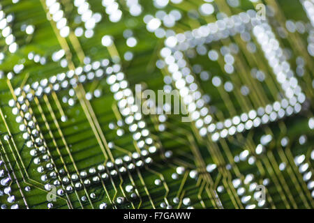 Reihen von gelöteten elektrischen Komponenten auf Platine zeigt Lötverbindungen computing motherboard Stockfoto