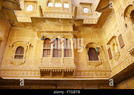 Schnitzereien in altes Haveli in Jaisalmer, Rajasthan, Indien (Herrenhaus) dekoriert Stockfoto