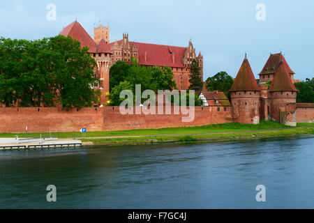 Mittelalterliche Burg des Deutschen Ordens in Malbork (Marienburg), Polen. Blick über den Fluss Nogat. Stockfoto