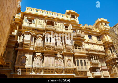 Carvings der Fassade im alten Haveli in Jaisalmer, Rajasthan, Indien (Herrenhaus) dekoriert Stockfoto