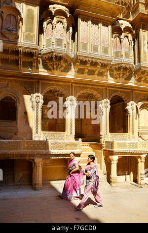 Carvings der Fassade im alten Haveli in Jaisalmer, Rajasthan, Indien (Herrenhaus) dekoriert Stockfoto