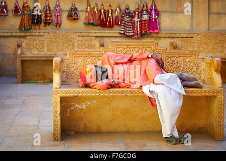 Straßenszene mit hindu Mann schläft auf der Bank, Jaisalmer, Rajasthan Zustand, Indien Stockfoto