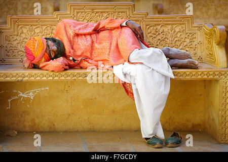 Straßenszene mit Indien Mann mit Tutban schlafen auf der Bank, Jaisalmer, Rajasthan Zustand, Indien Stockfoto