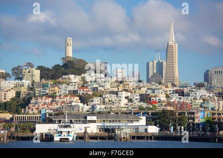 San Francisco Fishermans Wharf betrachtet aus dem Wasser an einem schönen Nachmittag. Stockfoto