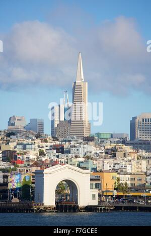 San Francisco Fishermans Wharf betrachtet aus dem Wasser an einem schönen Nachmittag. Stockfoto