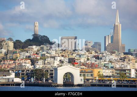 San Francisco Fishermans Wharf betrachtet aus dem Wasser an einem schönen Nachmittag. Stockfoto