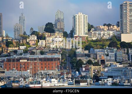 San Francisco Fishermans Wharf betrachtet aus dem Wasser an einem schönen Nachmittag. Stockfoto