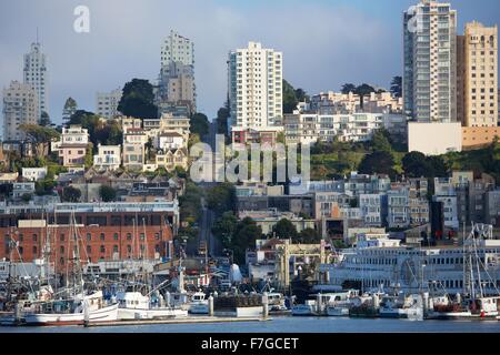 San Francisco Fishermans Wharf betrachtet aus dem Wasser an einem schönen Nachmittag. Stockfoto