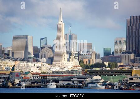 San Francisco Fishermans Wharf betrachtet aus dem Wasser an einem schönen Nachmittag. Stockfoto