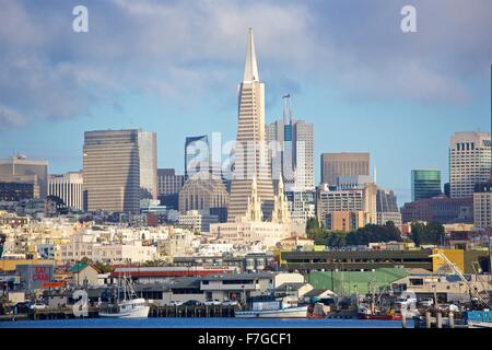 San Francisco Fishermans Wharf betrachtet aus dem Wasser an einem schönen Nachmittag. Stockfoto