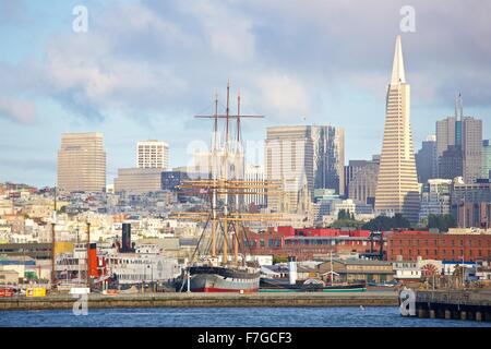 San Francisco Fishermans Wharf betrachtet aus dem Wasser an einem schönen Nachmittag. Stockfoto